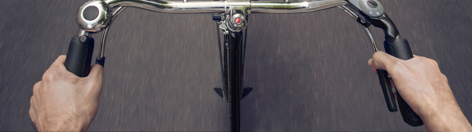 Person bremst Fahrrad
