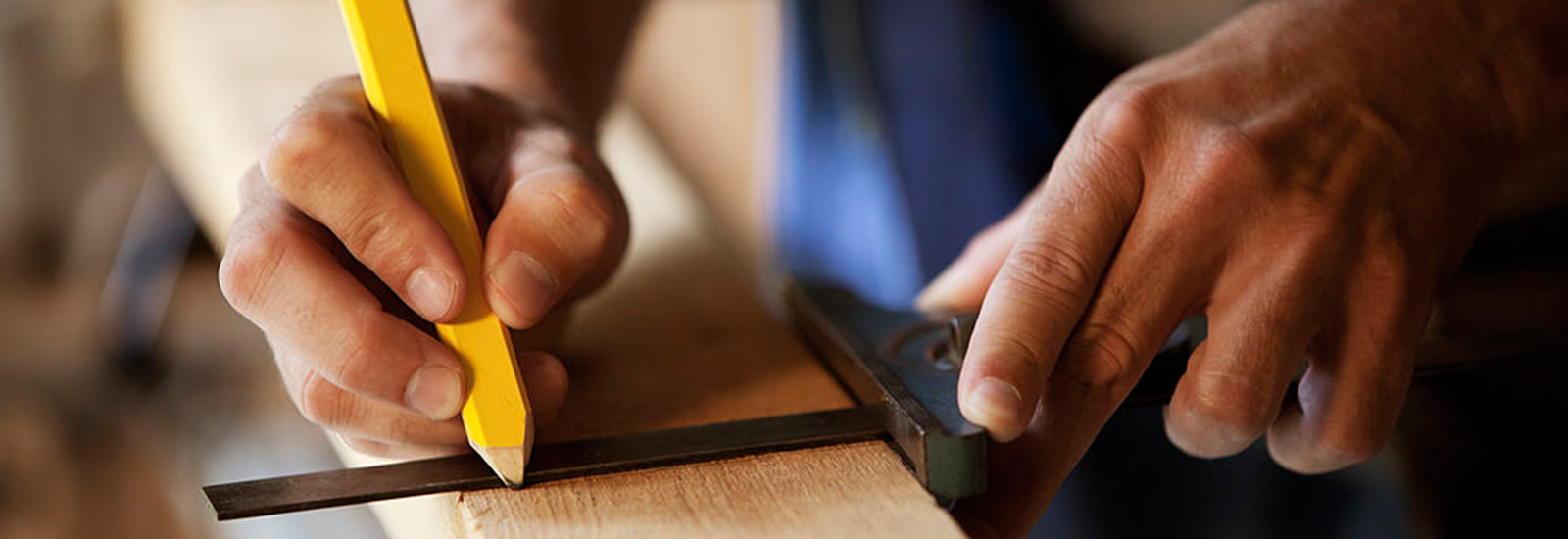 Abmessungen werden auf Holz aufgezeichnet