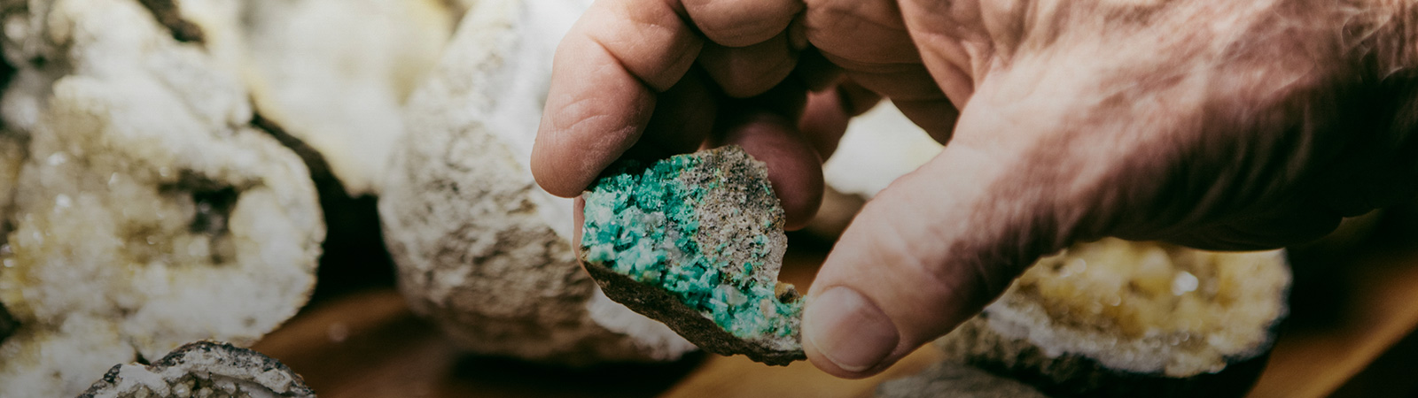 Stein mit grünen Mineralienablagerungen