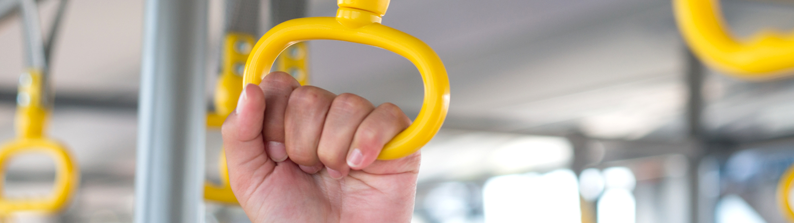 Person hält sich an Halterung fest